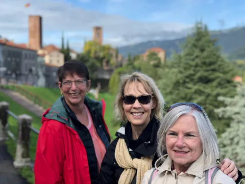 two women travelers in Italy